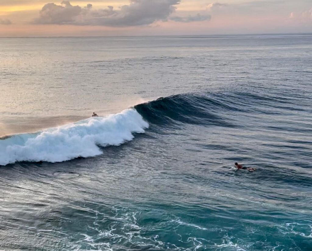 Get your adrenaline pumping with cliff jumping at Mahana Point, followed by a delicious meal at the adjacent warung. Whether you're a seasoned surfer or a novice, the island's surf breaks offer endless opportunities for adventure and excitement
